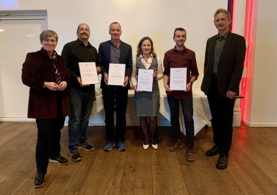Verleihung der Nachhaltigkeitspreise der Justus-Liebig-Universität Gießen: Die Erste Vizepräsidentin Prof. Katharina Lorenz (l.) und der zentrale Nachhaltigkeitsbeauftragte Prof. Peter Winker (r.) überreichen die Urkunden. Die Ausgezeichneten: Jeldrik Glaßl, apl. Prof. York Kautt, Angelika Törber (stellvertretend für Dr. Pascal Henkel), Felix Langer (v.l.). Foto: Magdalena Tanzer