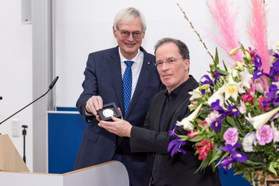 Verleihung der Verdienstmedaille des Fachbereichs Medizin der Justus-Liebig-Universität Gießen für das Jahr 2023 an den Medizinhistoriker Prof. Dr. Volker Roelcke. Fotos: Christian Stein