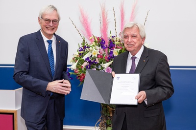 Verleihung einer Ehrenpromotion (Dr. med. h.c.) des Fachbereichs Medizin der JLU an Volker Bouffier, Ministerpräsident a.D. (r.), durch den Dekan Prof. Dr. Wolfgang Weidner.