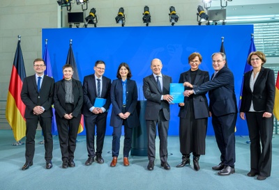 EFI-Gutachten-Übergabe Übergabe des EFI-Jahresgutachtens: Prof. Dr. Guido Bünstorf, Prof. Dr. Friederike Welter, Prof. Dr. Till Requate, Prof. Dr. Carolin Häussler, Bundeskanzler Olaf Scholz, Bundesministerin Bettina Stark-Watzinger, Prof. Dr. Uwe Canter (Vorsitzender), Prof. Dr. Irene Bertschek (v.l.n.r.). - Foto: David Ausserhofer