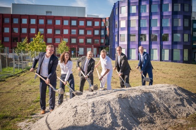 Spatenstich für den Neubau des Instituts für Lungengesundheit (Institute for Lung Health, ILH). Von links: Bürgermeister Alexander Wright, Wissenschaftsministerin Angela Dorn, JLU-Präsident Prof. Dr. Joybrato Mukherjee, Prof. Dr. Werner Seeger, Leiter des ILH, Finanzminister Michael Boddenberg, Raphael Kückmann, Projektmanager in der LBIH-Niederlassung Mitte. Foto: JLU / Katrina Friese