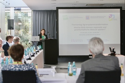 Ayse Asar, Staatssekretärin im Hessischen Ministerium für Wissenschaft und Kunst (HMWK) eröffnete die Dialogveranstaltung mit einem Grußwort. Foto: Toni Klemm / ZALF
