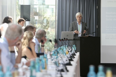 Vertreterinnen und Vertreter aus Landwirtschaft, Umwelt- und Naturschutz diskutierten in Berlin mit Forschenden über Möglichkeiten, gemeinsam in Reallaboren in Brandenburg und Hessen Innovationen für ein zukunftsfähiges Agrar- und Ernährungssystem zu entwickeln. Im Bild: Prof. Frank Ewert, Wissenschaftlicher Direktor des ZALF. Foto: Toni Klemm / ZALF