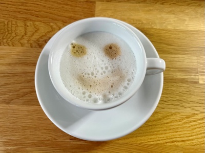 „Nebenprodukt der Optimierung unseres Gehirns“: Menschen entdecken immer wieder Gesichter in unbelebten Objekten – wie hier in dem Schaum auf dem Kaffee. Foto: JLU / Lisa Dittrich