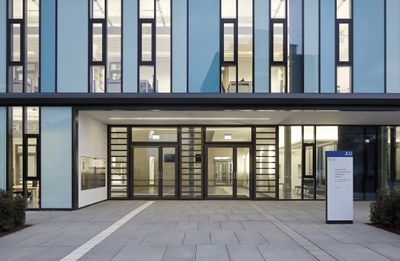 Hereinspaziert: Das leuchtend blaue ForMed im Aulweg öffnet virtuell seine Türen. Foto: JLU / Hans Jürgen Landes
