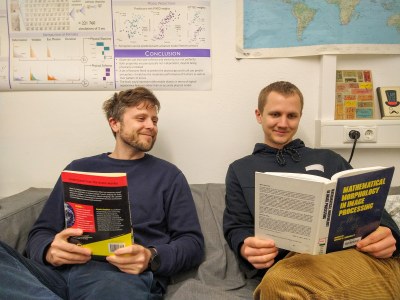 Das Forscherteam ohne Punkte auf den Augen: Prof. Ben de Haas (l.) und sein Doktorand Maximilian Broda. Foto: Frieder Hartmann