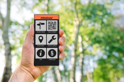 Die App Actionbound, mit der sich fünf Themenrallyes im Lahnpark abrufen lassen, die Geographie-Studierende der JLU erarbeitet haben. Foto: NPSFW / Monika Sanwald 