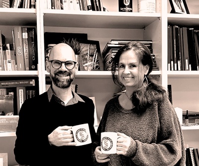 Freuen sich über ihre neuen Ämter im Vorstand der Gesellschaft für Genetik: Prof. Dr. Sigurd Braun und Prof. Dr. Sandra B. Hake vom Institut für Genetik der JLU. Foto: Lena Paasche