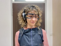 Die Forschenden wollen mit spezieller Kleidung die Zeitwahrnehmung verändern. Experimentalpsychologin Dr. Ezgi Arikan stellt sich als Versuchsperson zur Verfügung. Foto: Julian Kaduk / Bora Celebi