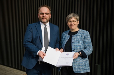 Wissenschaftsminister Timon Gremmels überreicht der neuen JLU-Präsidentin Prof. Dr. Katharina Lorenz die Ernennungsurkunde. Foto: JLU / Katrina Friese