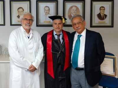 Prof. Dr. Rual Sanchez (Leiter des CEMT-BIOREN, UFRO, links im Bild) und Dekan Prof. Dr. Wilfried Diener (Medizinische Fakultät; UFRO, rechts) ehren Prof. Dr. Carlos Hermosilla (Mitte). Foto: Fabiola Zambrano