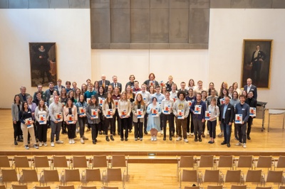 Die Deutschlandstipendiatinnen und -stipendiaten der JLU mit den Stifterinnen und Stiftern sowie JLU-Präsidentin Prof. Dr. Katharina Lorenz. Foto: JLU / Till Schürmann