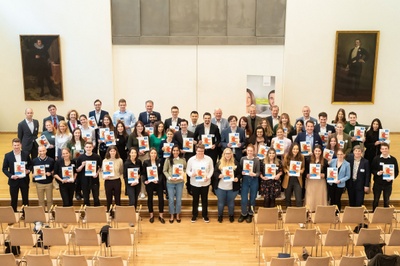 Die Deutschlandstipendiatinnen und -stipendiaten der JLU mit den Stifterinnen und Stiftern sowie JLU-Vizepräsidentin für Studium und Lehre Prof. Dr. Katharina Lorenz. Foto: JLU / Till Schürmann