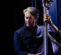 Martin Gjakonovski am Bass