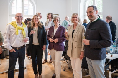 Die beteiligten Forscherinnen und Forscher der JLU hatten Grund zum Feiern (von links): Prof. Dr. Jürgen Janek (POLiS), Prof. Dr. Susanne Herold (CPI), JLU-Präsidentin Prof. Dr. Katharina Lorenz, Prof. Dr. Katja Fiehler und Prof. Dr. Roland Fleming (beide TAM).
