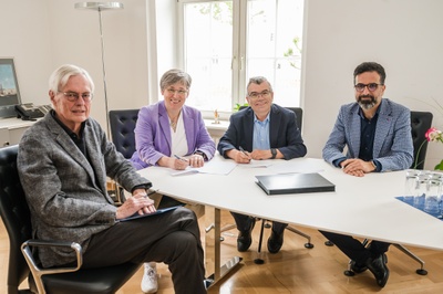 Startschuss für ein gemeinsames Zentrum für Gesundheits-, Heil- und Pflegeberufe: JLU-Präsidentin Prof. Dr. Katharina Lorenz und THM-Präsident Prof. Dr. Matthias Willems unterzeichnen am 21. Mai die Kooperationsvereinbarung. Foto: JLU / Katrina Friese