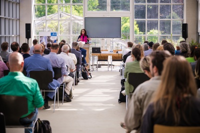 Wissenschaftsministerin Angela Dorn überbrachte ein Grußwort bei der Veranstaltung im Palmenhaus. Foto: JLU / Katrina Friese