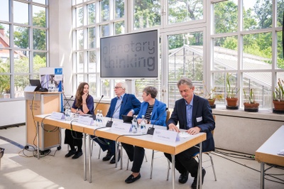 Wie kann transdisziplinärer Forschung der Weg bereitet werden? Diese Leitfrage erörterten Prof. Dr. Katharina Lorenz (2. v.r.), JLU-Vizepräsidentin für Studium und Lehre, Prof. Dr. Claus Leggewie, Inhaber der Ludwig Börne-Professur und wissenschaftlicher Direktor des Panel on Planetary Thinking (2.v.l.), und Prof. Dr. Peter Winker (r.), zentraler Nachhaltigkeitsbeauftragte der JLU, bei einer Podiumsdiskussion, die von Liza Bauer (l.), stellvertretende Geschäftsführerin des Panels, moderiert wurde. Foto: JLU / Katrina Friese