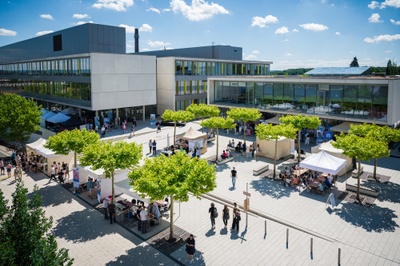 Der Platz vor dem Hörsaalgebäude der Chemie. Hier wird auch der Open Campus Day 2023 stattfinden. Foto: JLU / Katrina Friese