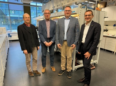 Der Beirat der Graduiertenförderung Ludwig Schunk in einem der Batterielabore des Zentrums für Materialforschung der JLU (v.l.n.r.: Prof. Dr. Bernd Smarsly, Prof. Dr. Peter Klar (beide JLU Gießen), Dr. Marc Oliver Loeh, Dr. Stefan Schneweis (beide Schunk). Foto: Thomas Leichtweiß