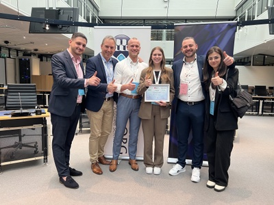 Das Team der JLU Gießen bei der European Sales Competition 2023 (von links nach rechts): Alex Semaan, Prof. Dr. Alexander Haas, Maximilian Franz, Marie Müller-Knapp, Anwar Semaan und Amina Kasemi. Foto: Jeanet Castel