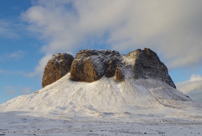 Verschneite Sturmschwalben-Kolonie in der Antarktis. Foto: Simon Thorn