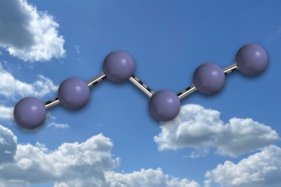 Ein Model des Hexalstickstoffs ist mit sechs blauen Kugeln, die mit Stäbchen verbunden sind, dargestellt.