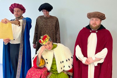 Szenen aus dem Stück „Hester“: Kanzler Carsena (Yunus Boztepe), Hofmeister Harbona (Timo Miosga), König Asverus (Cora Dietl) und Kämmerling Sethar (Michael Leschenko).