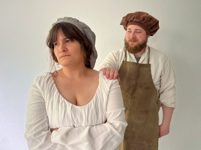 Köchin (Melissa Heerz) und Koch (Michael Leschenko) am Hofe des Königs.