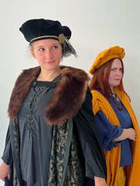 Haman (Swantje Luhn) und sein Diener (Frauke Weber). Alle Bilder: Abhinav Sahwney