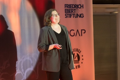 Historikerin Lena Frewer beim ersten Security Slam in Berlin. Foto: Deutsche Altlantische Gesellschaft