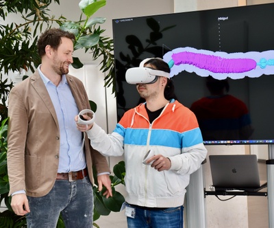 Virtueller Flug durch den Darm der Tabakschwärmerlarve: Erstautor Dr. Anton Windfelder und VR-Experte Viet Duc Vu demonstrieren ihre Modelle in der Virtual Reality. Foto: Fraunhofer IME / Kim Weigand
