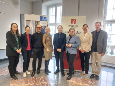 Eine über 25-jährige Partnerschaft pflegt die JLU mit der Macquarie University (MQ) in Sydney (v.l. Susanne Faber, Dr. Sabrina Lundström, beide Akademisches Auslandsamt, AAA, der JLU, Dr. Neil Durrant, Prof. Louise D´Arcens, Prof. Chris Dixon, Executive Dean of the Faculty of Arts, JLU-Präsidentin Prof. Katharina Lorenz, AAA-Leiterin Julia Volz und Prof. Langenohl, JLU). – Foto: JLU / Susanne Faber 
