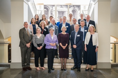 Projekte zur Nachhaltigkeit im Fokus: Die Delegation der University of Queensland (UQ) unter Leitung der Vice-Chancellor und Präsidentin, Prof. Deborah Terry AC (vorn 4.v.l.), zu Gast an der JLU (neben ihr JLU-Präsidentin Prof. Katharina Lorenz, 3.v.l.). – Foto: JLU / Katrina Friese