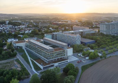 Campus Natur- und Lebenswissenschaften der JLU mit dem schmalen, grau-bunten Physikgebäude in der Bildmitte. Foto: HGEsch, Hennef.