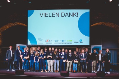 Preisverleihung mit den Teams, der Jury sowie den Organisatorinnen und Organisatoren. Foto: Katrina Friese