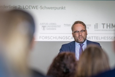 Hessens Minister für Wissenschaft und Forschung, Kunst und Kultur, Timon Gremmels, lobt beim Symposium des LOEWE-Schwerpunkts ADMIT die Beteiligten und spricht von einer „einmaligen Chance, das Leben vieler Menschen zu verbessern“. (Foto: THM)