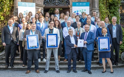 Wissenschaftsminister Timon Gremmels (vorne, 2. v.r.) überreicht die LOEWE-Urkunden an (vorne, v.l.) Dr. Dr. Hans-Georg Zaunick (JLU), Prof. Dr. Boris Keil (THM), Prof Dr. Matthias Willems (THM) und Prof. Dr. Susanne Knake (UMR) und das Team. (Foto: THM)
