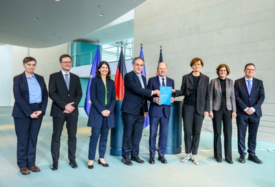 Übergabe des EFI-Gutachtens an Bundeskanzler Olaf Scholz (v.l.n.r.: Prof. Dr. Dr. h.c. Friederike Welter, Prof. Dr. Guido Bünstorf, Prof. Dr. Carolin Häussler, Prof. Dr. Uwe Cantner, Olaf Scholz, Bettina Stark-Watzinger, Prof. Dr. Irene Bertschek, Prof. Dr. Till Requate). Foto: David Ausserhofer.