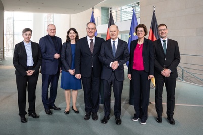 Übergabe des Jahresgutachtens 2025 der Expertenkommission Forschung und Innovation (EFI) an Bundeskanzler Olaf Scholz (v.l.): Prof. Dr. Dr. h.c. Friederike Welter, Prof. Dr. Dr. h.c. Christoph M. Schmidt, Prof. Dr. Carolin Häussler, Prof. Dr. Uwe Cantner, Olaf Scholz, Prof. Dr. Irene Bertschek, Prof. Dr. Guido Bünstorf. Foto: Linda Köhler-Sandring
