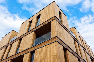 Ein nachhaltigerer Bausektor mit mehr Holzbau ist das Ziel des Forschungsprojekts „TRABBI“. Foto: Colourbox.de / Oliver Hoffmann