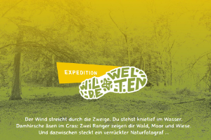 wwe.png Deutsch: Eine bewaldete Landschaft mit hohen Bäumen und einer offenen Wiese im Hintergrund. Das Bild ist mit einem gelb-grünen Farbfilter überlagert. In der Mitte befindet sich ein Logo mit dem Schriftzug „Expedition Wilden Welten“. Darunter steht ein poetischer Text über Naturerlebnisse mit Wind, Wasser, Damhirschen, Rangern und einem Naturfotografen. English: A wooded landscape with tall trees and an open meadow in the background. The image is overlaid with a yellow-green color filter. In the center, there is a logo with the text "Expedition Wilden Welten". Below it, a poetic text describes nature experiences with wind, water, fallow deer, rangers, and a nature photographer.