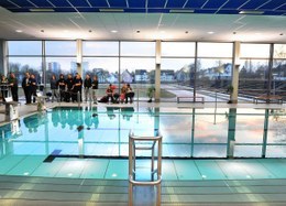 The institute's swimming pool with a view of the Kugelberg sports grounds (Image: Franz Möller)