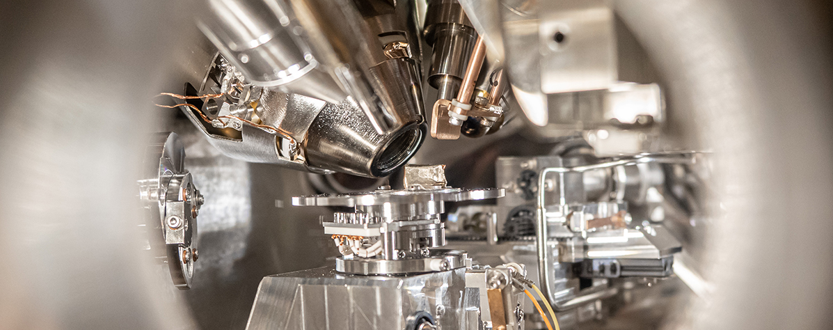 Battery research: Sample in analysis chamber. JLU is involved in the POLiS (Post Lithium Storage) Cluster of Excellence. Image: Till Schürmann