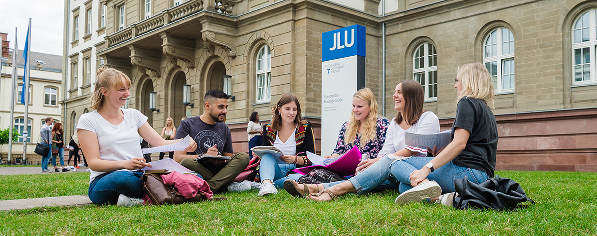 Studying at JLU: In front of the main building. Image: Katrina Friese
