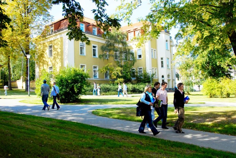 campus_people.jpg