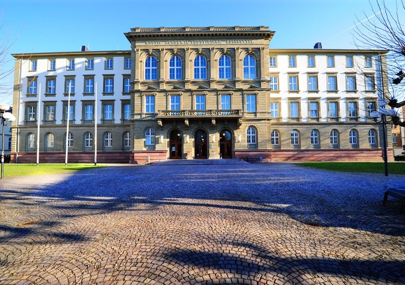 Hauptgebaeude_sonnig.jpg