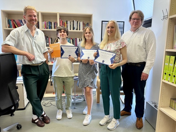 Dr. Leo Will and Dr. Leo Steininger next to the 3 winning students holding their certificates