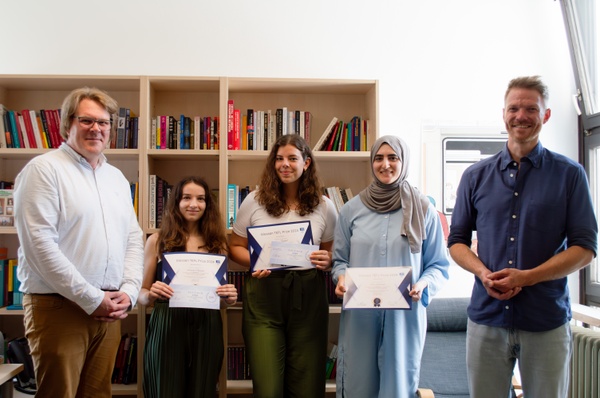 Photo of Dr. Ivo Steininger and Dr. Leo Will with the three winning students holding their certificates 
