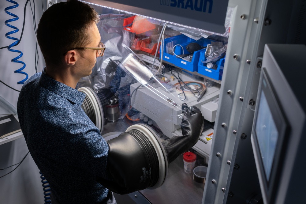 Labor_Analytik-Glovebox_03_Schuermann.jpg